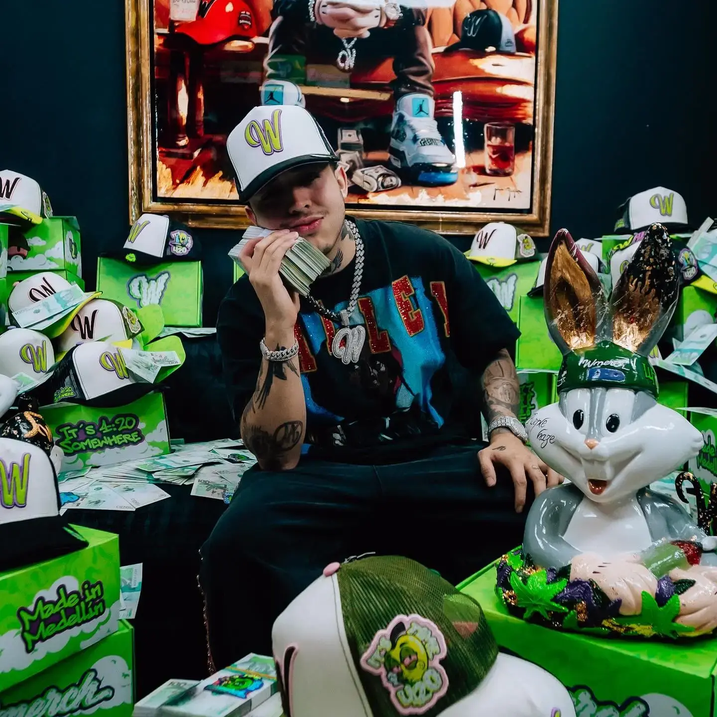 Westcol rodeado de productos de su marca de merchandising llamada wmerch.